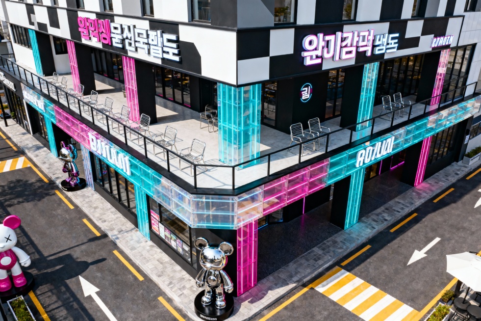 生成一个韩国潮流元素建筑的餐饮商业街区街景，一二层楼的建筑预览效果