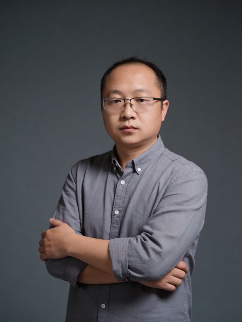 参考图中保留人物脸型、发型、年龄等特征生成职场形象照，人像不变，穿着休闲浅绿色衬衫，标准焦段50mm，f/4光圈(f/2.8-f/4区间)，平视视角(镜头与人物视线齐平)，人物占画面70%，人物居中(预览效果