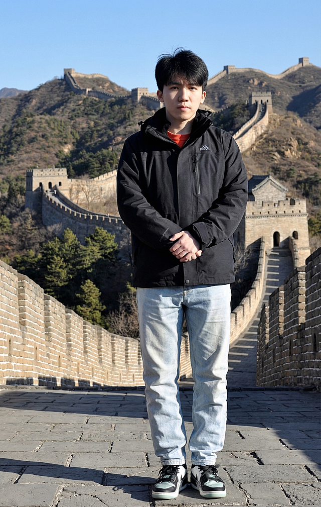 将图片的背景替换为长城背景，保留前景的人物