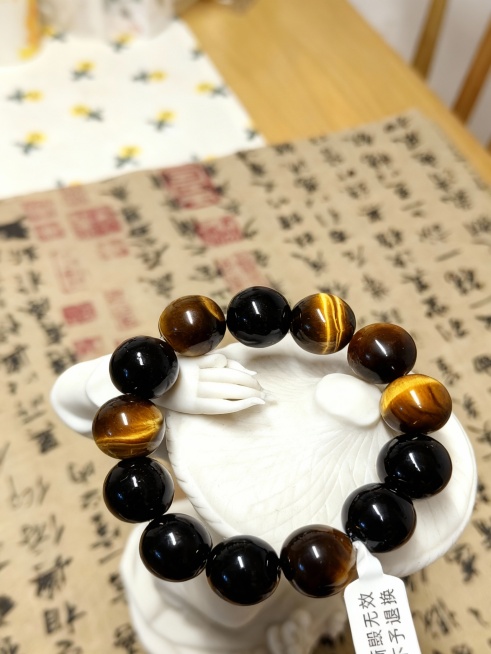 将产品进行商业级精修，去除瑕疵、划痕，光影立体感强烈，材质明暗关
系强烈，提升整体质感和高级感，整体亮度提高。预览效果