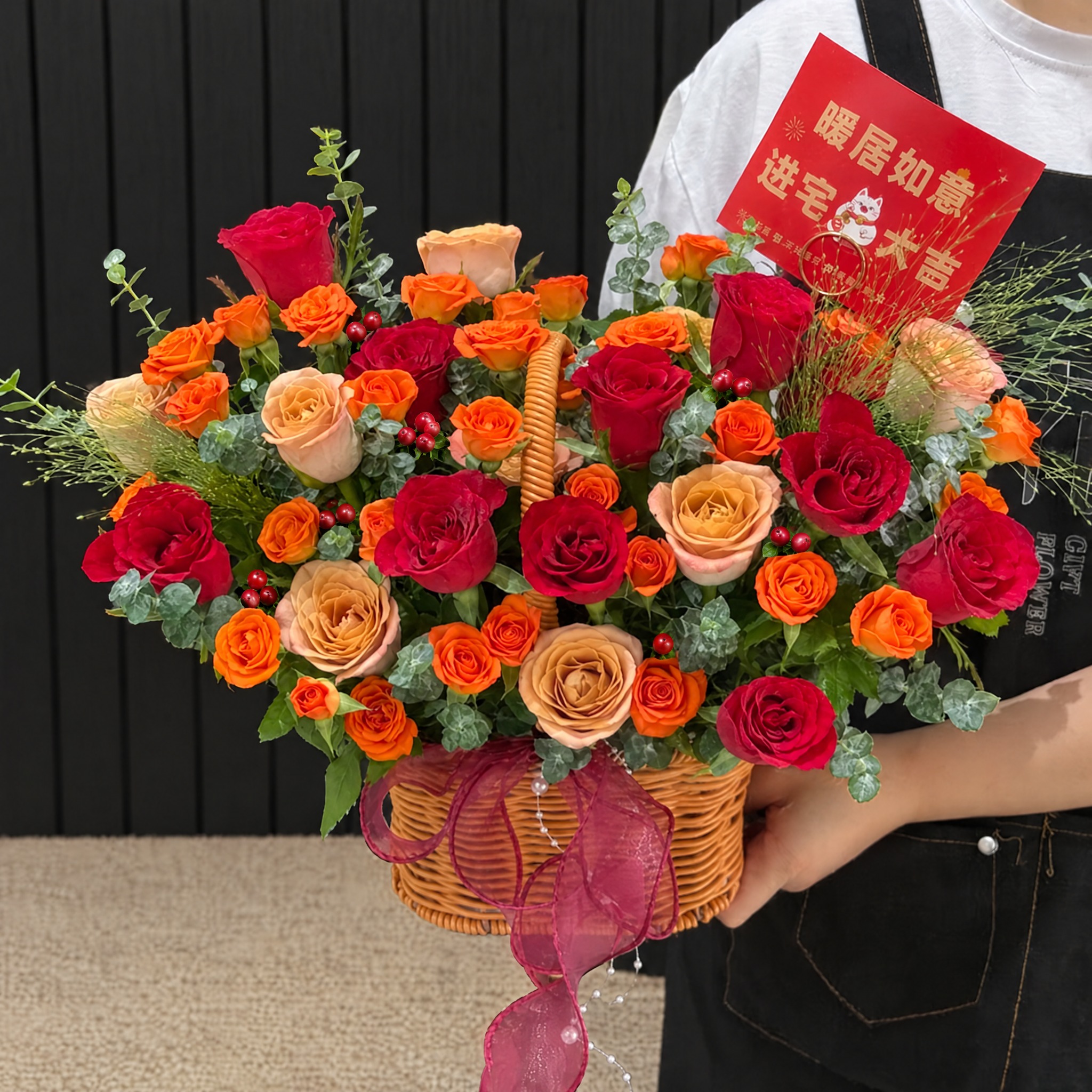 在图1的花束中添加少量类似图2的红色红豆（只加一点点，不要多）… - 图片创意预览