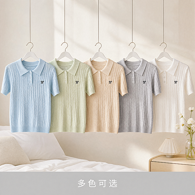[主图-5] 多色可选学院风Polo领针织短袖陈列展示图。
[氛围风格] 韩式极简风，清新干净，高级感，自然光场景；
[画质] 商业摄影质感、光线柔和通透、颜色准确清晰、画面干净高级。
[元素] 将浅蓝色、浅绿色、杏色、灰色、白色五件Polo领针织短袖自然挂放陈列在浅色卧室墙面前，每件衣服都完整展示Polo领和蝴蝶结刺绣位置，清晰呈现多色可选，每件衣服颜色、麻花肌理、蝴蝶结刺绣都与对应输入产品图保持一致，杜绝任何变形和色差，精细化处理。整体陈列整齐干净，商品主体占比合理，画面满屏无边框。
[光影] 柔和均匀自然光，清晰呈现每件衣服真实颜色和纹理质感，没有明显硬阴影。
[配色] 马卡龙色系清新搭配，整体干净和谐，突显多色选择。
[视角构图] 平视正面陈列，五件衣服竖向整齐排列，间距均匀，构图均衡。
[文字版式] 下方浅灰色底框居中放文字「多色可选」，白色清晰小字，不遮挡产品。
[比例分辨率] 1:1比例，4k分辨率；超高清。
[负向提示词] 变形，水印，文字错乱，产品图模糊，背景杂乱，颜色偏色，纹理模糊