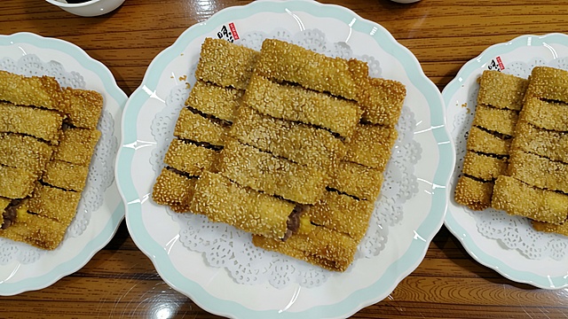 把盘子左右两边补充完整，横构图，去掉字体