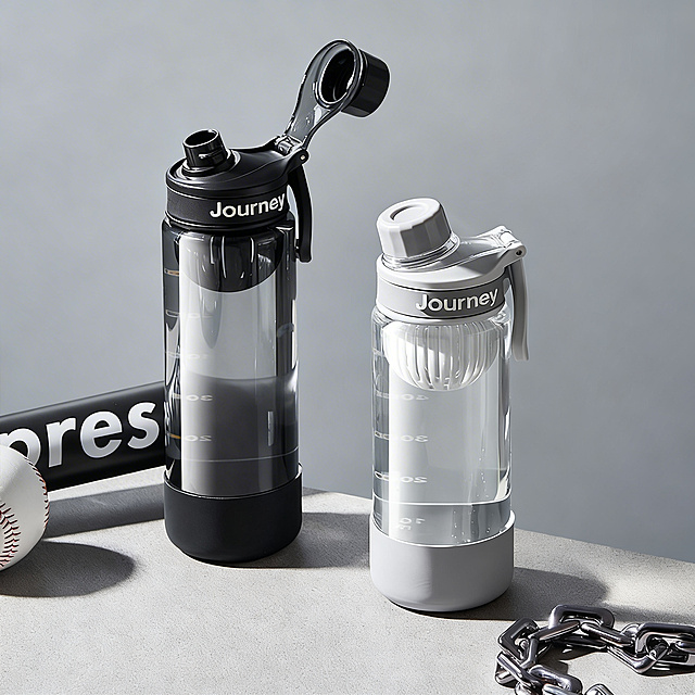 去除两个水杯杯身的Galaxy文字logo，保持水杯原本的透明质感和原有灰色背景，保留杯盖上的Journey文字logo不做修改，保持原图的构图和光影，画质清晰，细节自然，不要改变水杯的形状和整体结构