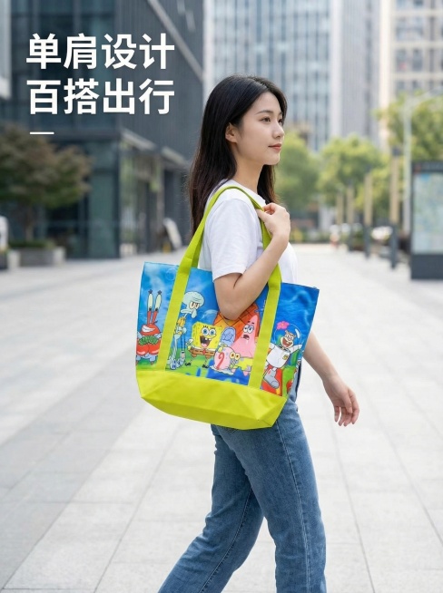 生成一位年轻亚洲女生侧身单肩背印图帆布袋的逛街场景展示，女生穿着休闲T恤牛仔裤，自然行走动态，帆布袋图案和原参考图保持完全一致，包身蓝色提手底部荧光黄绿色。背景为简约都市街道，柔和自然光，风格休闲个性预览效果