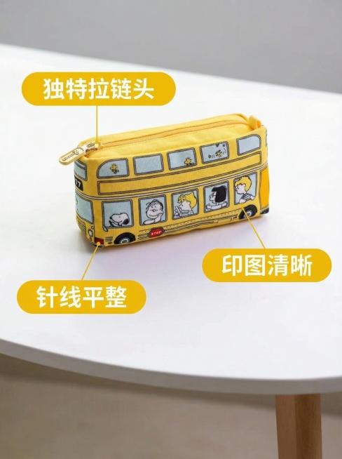 [主图 2] 核心卖点展示，黄色史努比巴士图案帆布笔袋，突出展示三个核心卖点：独特造型拉链头、工整锁边针线、清晰印刷图案。笔袋放置在简约桌面背景，产品放在画面中心偏上位置，三个卖点以胶囊标签形式错落环预览效果