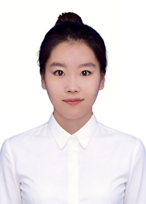 将照片中的服装修改为整体白色衬衣，保持人物原有脸型、发型、五官特征不变，保留正式专业形象照风格，背景保持纯白色不变，高分辨率，细节清晰，服装自然贴合身形，光影协调预览效果