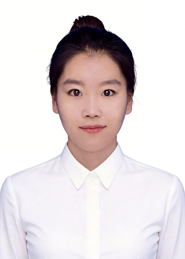 将照片中的服装修改为整体白色衬衣，保持人物原有脸型、发型、五官特征不变，保留正式专业形象照风格，背景保持纯白色不变，高分辨率，细节清晰，服装自然贴合身形，光影协调