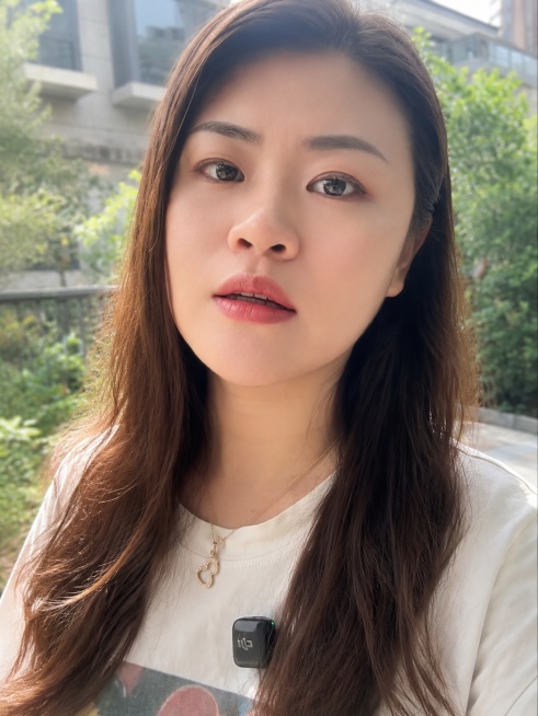 将这张人像照片生成小红书风格的封面照，保留人物面部特征，整体色调清新自然有氛围感，皮肤通透有质感，妆容精致，发丝柔顺有光泽，画面柔和明亮，具有小红书博主自拍封面的质感预览效果