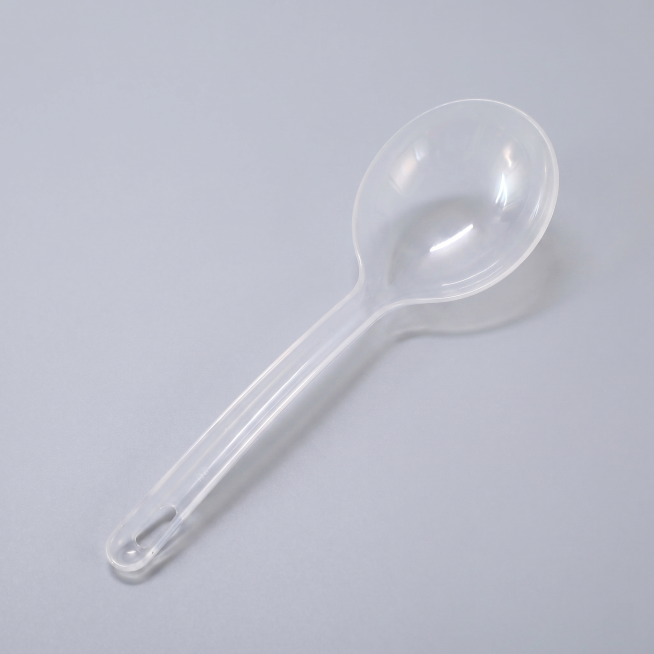 仅保留透明色一次性塑料大公勺，将产品放大，放置在浅灰色纯色背景上，生成1:1正方形SKU图，产品摆放位置统一，不要任何文案卖点预览效果