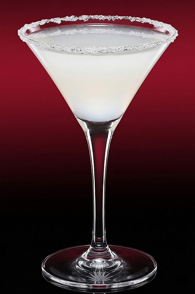 将产品进行商业级精修，去除瑕疵、划痕，光影立体感强烈，材质明暗关系强烈，提升整体质感和高级感，整体亮度提高。