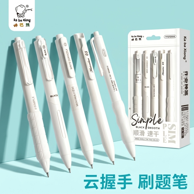 电商主图，参考图风格，五支咔巴熊白色按动中性笔斜向整齐排列，右侧展示产品外盒包装，1:1尺寸。风格：参考图整体清爽商业摄影风格，干净明亮，突出产品。主体：五支不同款式的咔巴熊白色按动中性笔笔尖朝下斜向预览效果