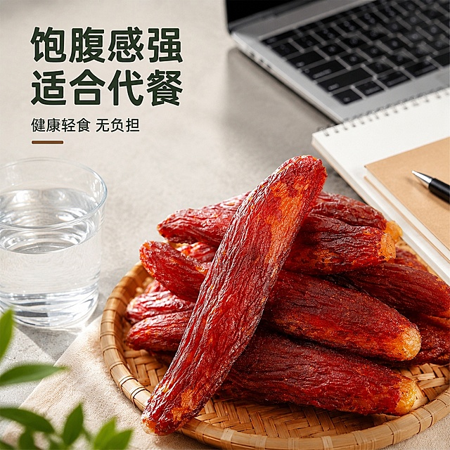 [主图-6] 代餐卖点主图，展示适用场景
[氛围风格] 健康生活，轻食代餐氛围
[画质] 商业美食摄影质感，光线柔和通透，产品清晰真实，画面干净高级
[元素] 办公桌场景，桌面放着一杯温水、几片红心地瓜干，旁边搭配笔记本电脑，展示办公间隙代餐场景，传递饱腹感强、健康低负担的卖点。保持原产品外观、颜色、纹理与输入产品图绝对一致，杜绝任何变形和色差，精细化处理。商品主体地瓜干占比约60%，场景自然不抢镜。
[光影] 室内柔和自然光，光线均匀，氛围舒适温馨。
[配色] 浅灰色桌面搭配木质棕，清新自然，健康感十足。
[视角构图] 45度斜侧俯视，场景自然，层次分明。
[文字版式] 左上角写「饱腹感强 适合代餐」，深绿色粗体，下方小字补充「健康轻食 无负担」，文字放在桌面空白处，不遮挡产品。
[输出要求] 1:1 比例，文字清晰可辨，超高清商业美食摄影质感
[负向提示词] 变形，文字错乱，产品模糊，背景杂乱，水印，电商平台Logo，生成新包装，配料表，营养成分表