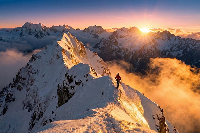 将太阳调整至远处雪山后微微升起，天空呈现渐变色，从霞光处到远处逐渐变蓝