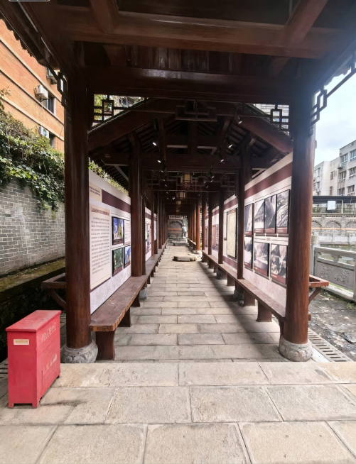 把图1右边展板换到图2右边合适位置预览效果