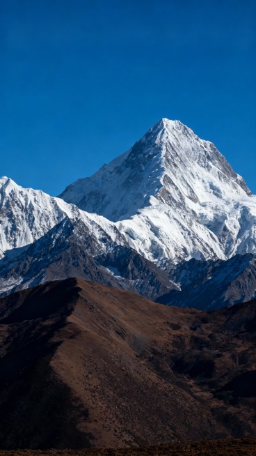 对话图片



以蓝天为底，搭配巍峨的雪山与棕褐色山体，画面干净且有视觉冲击力，营造出清冷，舒展的氛围，深蓝色调，天空占画面的三分之二。预览效果