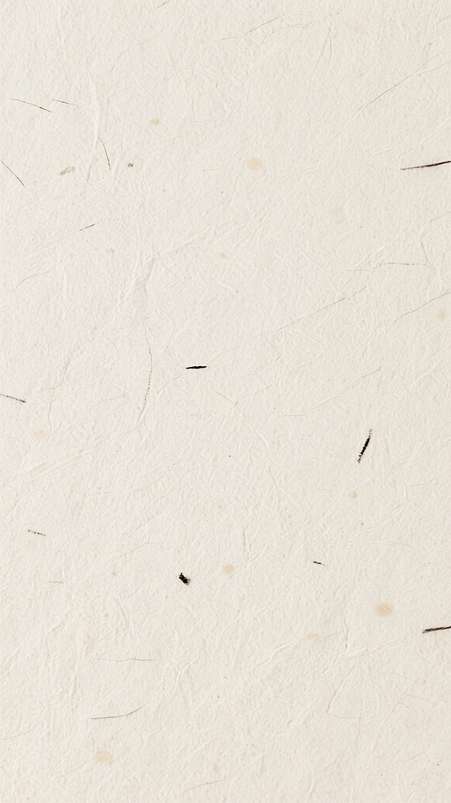 一张具有自然质感的米白色纸张纹理背景，纸张表面布满细密的纤维纹路，呈现出手工纸特有的粗糙感和不规则纹理，散布着少量细小的深色纤维杂质和浅色斑点，整体色调柔和统一，光线均匀，营造出质朴、自然、复古的氛围，适合作为设计背景使用。