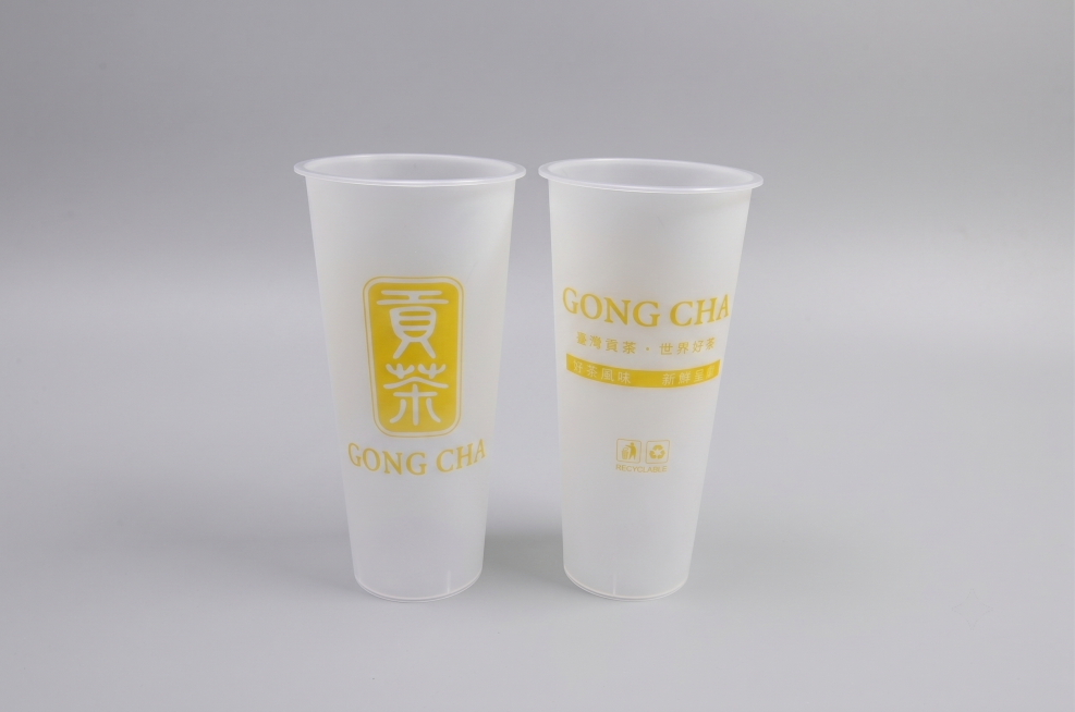 给这两个已经抠好的杯子添加一个干净均匀的浅灰色纯色电商主图背景，杯子本身形状、颜色、文字细节都不做任何改变预览效果