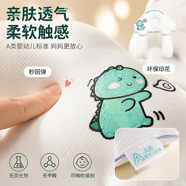 [主图-3] 婴儿定型枕材质细节微距展示 亲肤透气
[氛围风格] 柔和高级母婴质感 温暖自然光感 干净细腻
[画质] 商业微距摄影质感 面料纹理清晰 细节丰富 画面干净
[元素] 画面主体为婴儿定型枕的局部微距特写 左侧展示枕头白色面料的细腻纹理 一根手指轻轻按压面料 显示面料柔软回弹 手指旁有小爱心图标。右侧放大展示恐龙卡通图案的印花细节 线条清晰 颜色均匀。下方画中画方框展示枕头内侧标签特写 标注"A类婴幼儿标准"。背景为虚化的浅米色柔和背景 有几缕柔和光斑。右上角露出枕头整体的一小部分轮廓 保持产品识别度。**保持婴儿定型枕面料材质 恐龙图案颜色 整体白色外观与输入产品图绝对一致 杜绝任何变形和色差 精细化处理**
[光影] 45度侧上方柔和自然光 面料纹理有细微明暗起伏 突出材质质感 手指按压处有自然阴影 整体光线温暖柔和 暗部通透
[配色] 主色奶白色 辅色薄荷绿 浅米色 肤色
[视角构图] 微距特写 主体面料占据画面大部分区域 景深较浅 背景虚化 突出材质细节 画面满屏无边框
[文字版式] 左上主标题"亲肤透气 柔软触感" 深绿色圆润黑体大号粗体。主标题下方小字"A类婴幼儿标准 妈妈更放心" 浅灰色约一半高度。面料按压处旁圆角小标签"秒回弹" 白底绿字。恐龙图案旁圆角标签"环保印花" 白底绿字。底部横向排列三个品质保证小图标加文字 从左到右"无荧光剂""无甲醛""可啃咬级别" 每个图标上方小图标 下方文字 均为深绿色
[输出要求] 1:1比例 文字清晰锐利 超高清微距摄影质感
[负向提示词] 变形 文字错乱 产品模糊 背景杂乱 水印 电商平台Logo