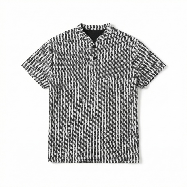 [主图 5] 千鸟格短袖T恤正面白底平铺展示，保留原产品千鸟格纹理和外形完全不变，纯白色干净背景，均匀柔和光线展示完整轮廓，居中平铺摆放，无边框，无额外文字装饰，1:1比例，2k分辨率，高清。预览效果