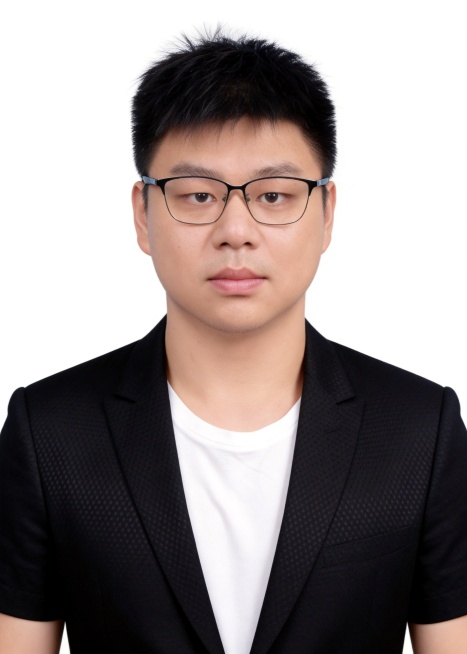 保留第一张图中人物发型､脸型､年龄特征生成标准样式纯正面证件照;人物主体严格居中,头部大小与位置严格对齐第二张图,双肩水平平衡,面部中轴线对齐画面中心,正视前方;标准证件照构图,人物绝对居中;头顶上方预览效果