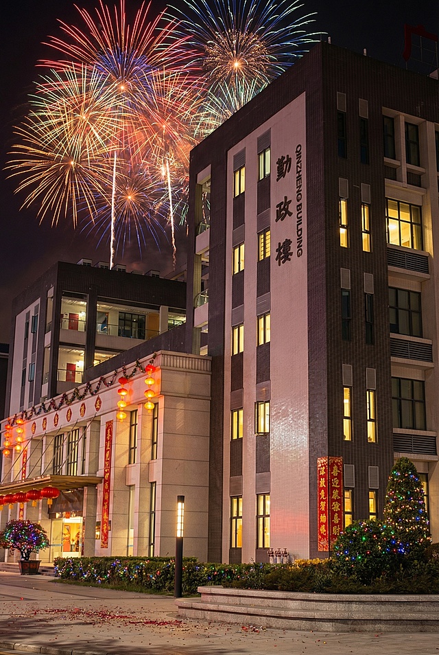 将天空替换为黑夜，添加绚烂的烟花，营造浓厚的除夕氛围