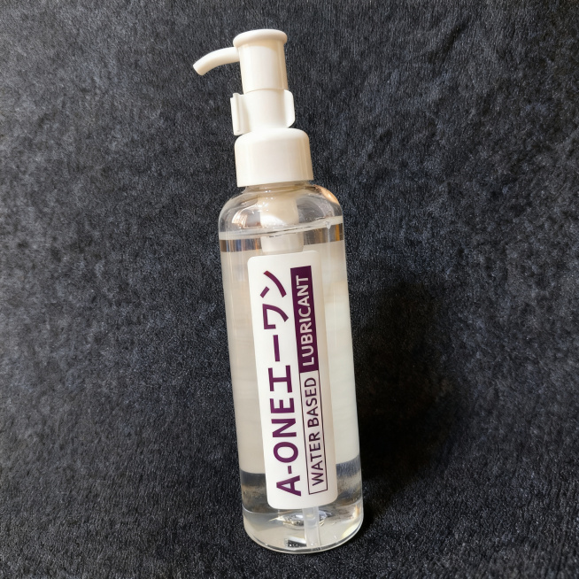 电商商品1:1主图，进一步精修，保留产品细节，优化产品清晰度和质感，去除瑕疵，深灰色背景，比例1:1预览效果