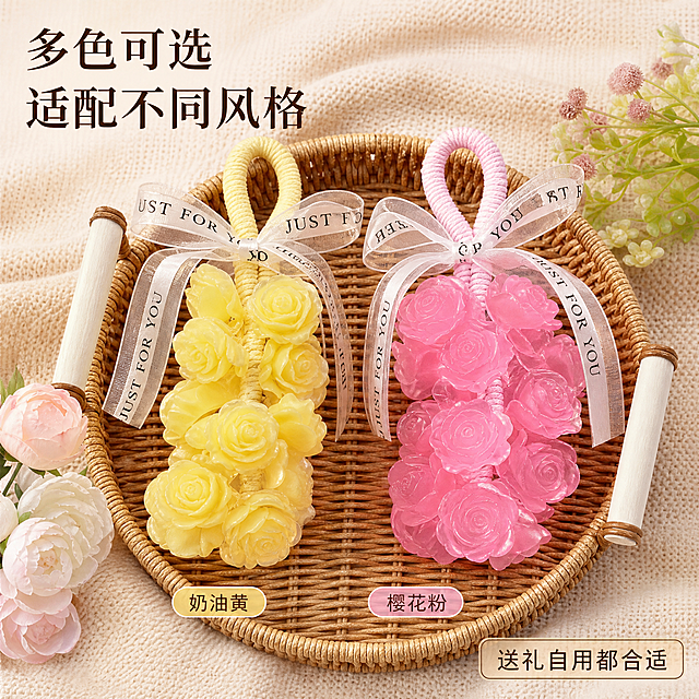 [主图-3] 玫瑰手工皂沐浴球多色展示图。
[氛围风格] 清新自然，温柔治愈，展示多样选择
[画质] 商业摄影质感、光线柔和通透、产品清晰真实、画面干净高级。
[元素] 黄色款和粉色款两款玫瑰手工皂沐浴球并排摆放在浅米色编织托盘上，搭配几支仿真花艺点缀，背景为柔和的浅卡其针织面料。保持两款玫瑰手工皂沐浴产品外观（即物理结构、材质质感、颜色）与输入产品图绝对一致，杜绝任何变形和色差，精细化处理。商品主体占比严格控制在75%左右；画面满屏无边框。
[光影] 柔和顶光，整体光线均匀明亮，两款产品的颜色和质感都清晰呈现，阴影过渡自然。
[配色] 浅卡其底衬托黄色和粉色产品，色彩搭配清新明快。
[视角构图] 略微俯视，两款产品平稳摆放，构图均衡舒适。
[文字版式] 左上角标题「多色可选 适配不同风格」，下方标注「奶油黄 / 樱花粉」对应产品位置，右下角小标签「送礼自用都合适」，文字排版克制，不遮挡产品主体。
[比例分辨率] 1:1比例，2K分辨率；文字清晰锐利，画面超高清。
[负向提示词] 变形，水印，文字错乱，产品图模糊，背景杂乱。
