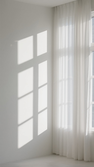 极简主义风格室内摄影，纯净的白色墙面与轻柔垂坠的白色窗帘，清晨柔和的自然光透过窗格在墙面上投下清晰的几何阴影，光影交错形成宁静治愈的氛围，高清晰度，柔和的对比度，细腻的材质纹理，留白充足的构图，整体呈现明亮、通透、简洁的视觉感受。预览效果