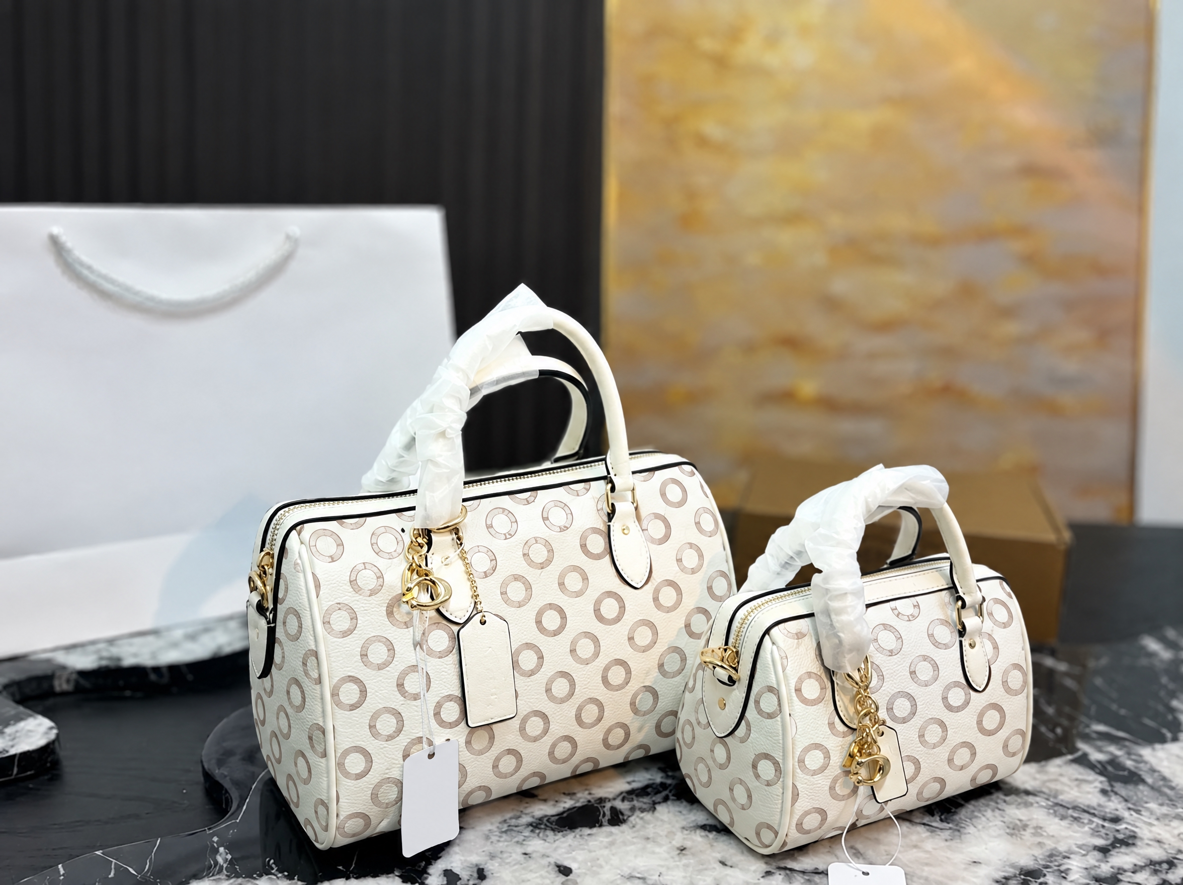 去掉图片中所有的COACH品牌LOGO和文字，包括包身金属LO… - 图片创意预览