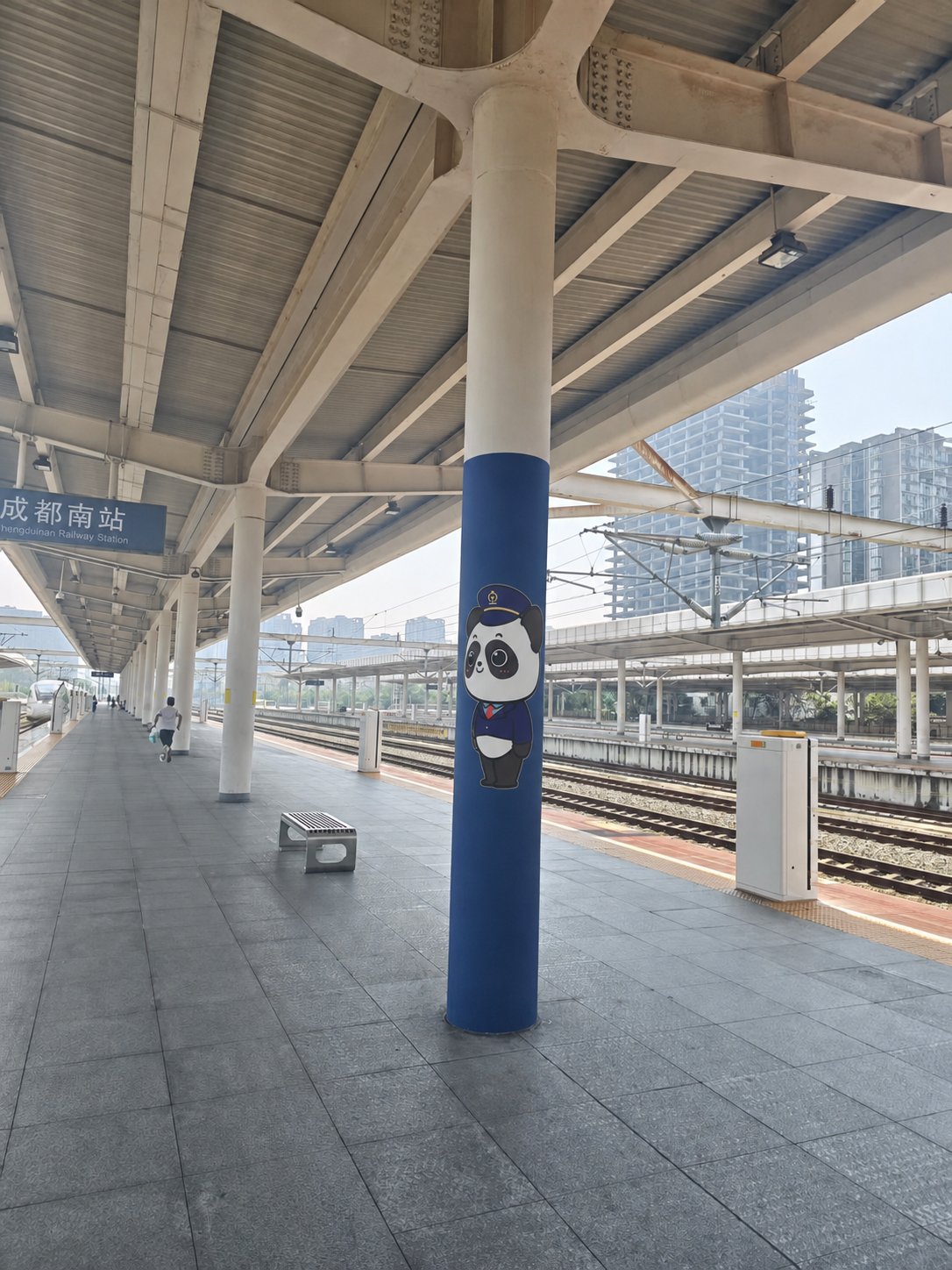 基于第二张成都南站站台图片进行修改：画面中间这根白色柱子总高5… - 图片创意预览