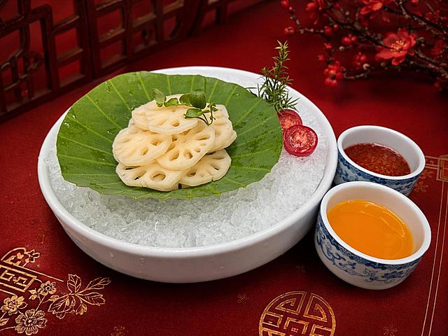 中式菜品藕片严格参照上传产品图，完整保留所有可见组件、部件、轮廓、结构、比例、材质、颜色与产品本体信息，与上传图完全一致；将原本黑色背景替换为古风红色背景，营造新中式国风氛围，整体呈现高端精致的美食展示效果；保持产品为第一视觉焦点，主光来自产品斜前45°，照亮核心展示面，光影自然融入场景，与古风红色背景共处同一物理空间；产品完整不裁切，4K高清写实