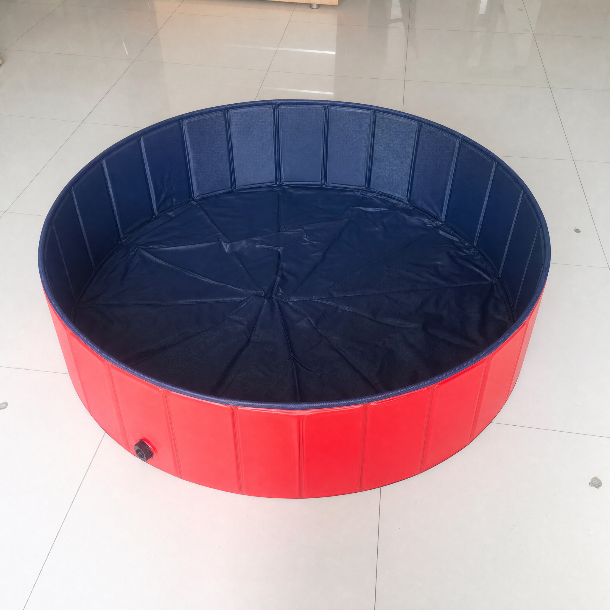 将图中的宠物水池产品边缘修圆，使其呈现完美的正圆形，保持产品原… - 图片创意预览