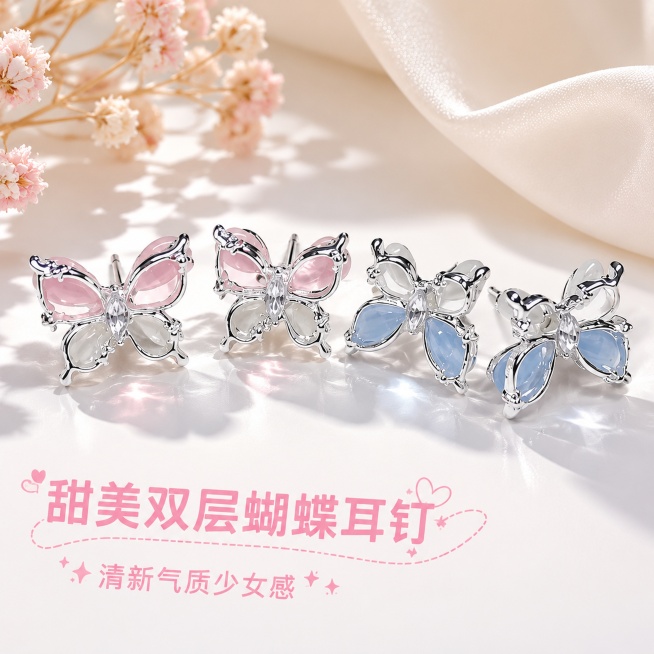 「图片1」，根据图片生成一套主图（2张），商品名称：双层蝴蝶耳钉，卖点是甜美可爱，清新气质，适配拼多多平台，主图比例为1:1，要求一张精修图，一张为模特侧面带本产品蝴蝶的图片，不要改变产品的图案，颜色预览效果