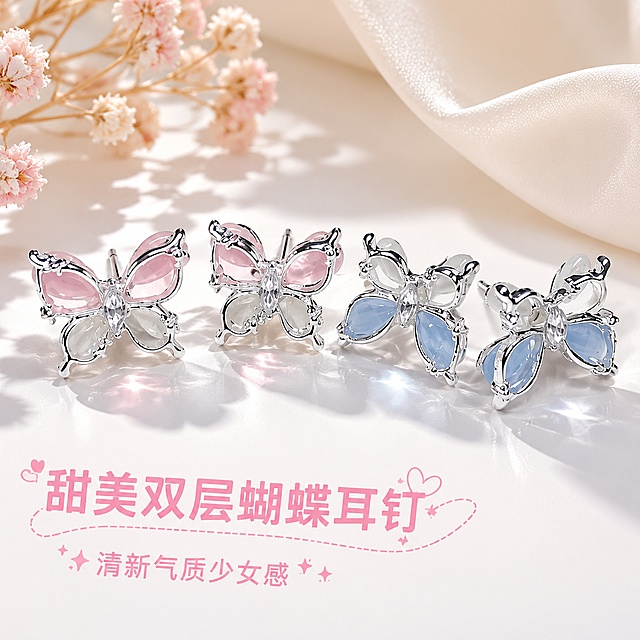 「图片1」，根据图片生成一套主图（2张），商品名称：双层蝴蝶耳钉，卖点是甜美可爱，清新气质，适配拼多多平台，主图比例为1:1，要求一张精修图，一张为模特侧面带本产品蝴蝶的图片，不要改变产品的图案，颜色