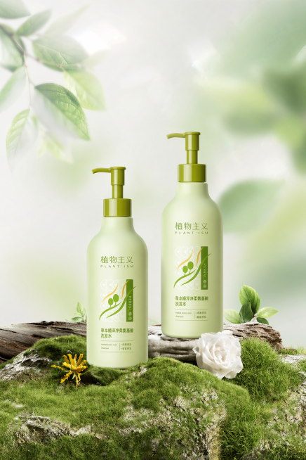 参考参考图片的自然清新绿植苔藓场景风格，将原画面中的产品替换为提供的新洗发水产品，移除所有水印，保持整体构图和清新自然的氛围感，重新生成画面预览效果