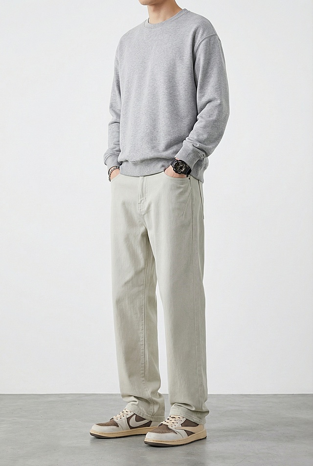 模特上衣换成卫衣 裤子颜色不变动作不变
场景:灰色地面与白色背景，光线自然，背景简洁
画质要求:写实，8k，高细节，对焦清晰，光线自然，无变形