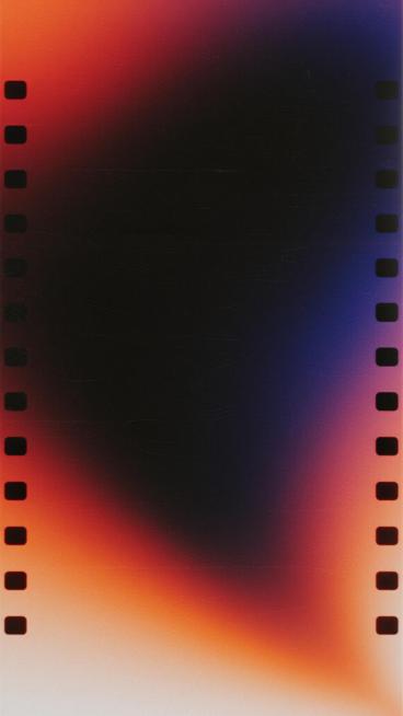 具有浓郁胶片风格的干净背景素材，画面以深邃黑色为基底，左侧和右侧边缘有渐变的橙红色与蓝紫色柔和光带自然晕染过渡，色彩层次丰富且和谐，呈现出类似Kodak Portra 400胶片特有的细腻颗粒感和温暖色调，整体光影柔和不刺眼，没有多余复杂元素，保持简洁纯粹的视觉效果，适合作为背景使用。预览效果