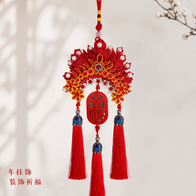 [主图-3] 实拍悬挂展示，体现车挂使用场景效果。
[氛围风格] 国风氛围感，真实展示，简洁高级。
[画质] 高清实拍，质感通透，细节清晰。
[元素] 红色款衍纸凤冠车挂垂直悬挂展示，完整呈现整体挂绳预览效果