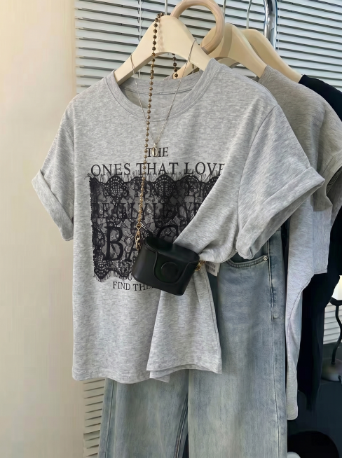 将白色衣服的颜色改成浅花灰色，保持黑色蕾丝不变，保留原面料的纹理细节，参考最后一张浅花灰色面料特写调整衣服颜色预览效果