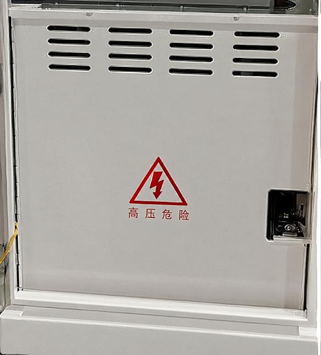 保持图片整体结构、高压危险标识、文字、散热孔、门锁、柜体结构等所有细节完全不变。仅将图片底部的绿色装饰条改为与箱体主体一致的白色，颜色质感与柜体白色面板完全匹配，光影和材质过渡自然，其他所有部分保持原样不变