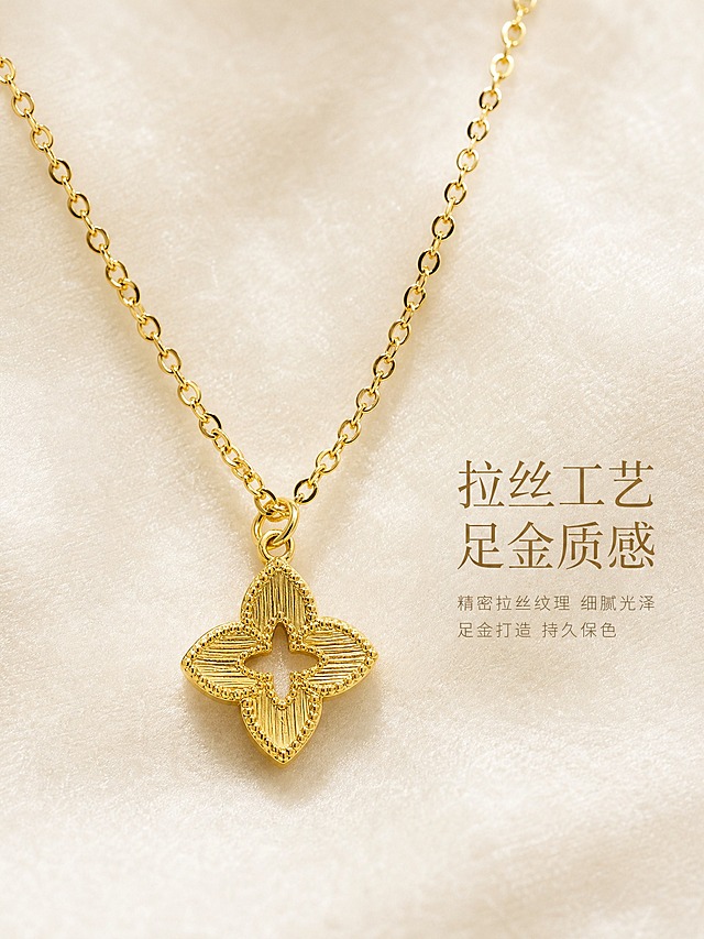 [主图-2] 黄金四叶草套链 核心亮点 材质工艺展示。
[统一基调] 整体风格为高级轻奢珠宝摄影，背景主色为奶油香槟白，标题字色为哑光深金，辅助字色为暖灰色，强调色为香槟金；字体为纤细优雅的衬线体，字号层级分明；画面无厚重边框，以柔光和留白营造高级感。
[画面] 静物微距陈列图，黄金四叶草套链平放在奶白色丝绒面料上，吊坠位于画面视觉中心，链条从吊坠向左右上方自然延伸呈V字形，部分链身优雅弯曲；产品外观与输入图完全一致：金色细O字链 + 四叶草拉丝纹理吊坠，四叶草每一片叶子都有清晰的拉丝纹理，中心镂空十字造型；画面采用竖构图3:4，吊坠占画面约40%，微距视角突出工艺细节；画面右侧留白放置工艺说明文字。
[光影质感] 商业珠宝精修质感，柔光箱环绕布光，金属表面高光柔和均匀，四叶草拉丝纹理根根清晰，镂空边缘锐利干净，链条每一节O字链都有清晰的明暗过渡，丝绒背景有细腻的绒面质感，吊坠下方有自然柔和的投影。
[配色] 奶油香槟白丝绒背景 + 黄金主体 + 深金文字 + 暖灰辅助文字，整体暖调精致。
[文字版式] 画面右侧中部竖向排列（横排文字靠右对齐）：主标题"拉丝工艺 足金质感"，下方分两行小字"精密拉丝纹理 细腻光泽""足金打造 持久保色"；主标题为纤细衬线体深金色，辅助文字缩小50%为暖灰色；文字全部在右侧留白区，不遮挡产品。
[输出要求] 比例3:4，产品微距清晰，拉丝纹理锐利，金属质感真实，文字清晰可读；负向：变形、错字、模糊、杂乱背景、水印、平台Logo、塑料感高光、划痕、指纹、灰尘。