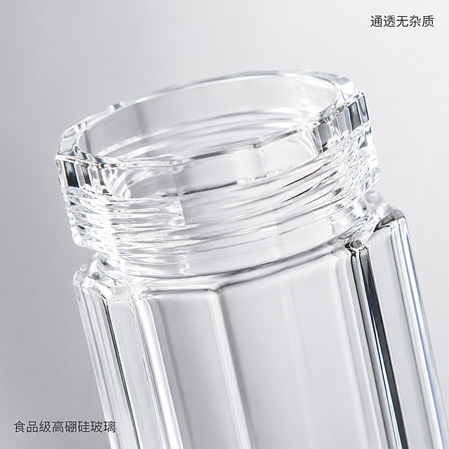 [主图-3] 玻璃材质细节特写图
[氛围风格] 微距展示，突出品质
[画质] 商业摄影质感、光线柔和通透、产品清晰真实、画面干净高级
[元素] 侧逆光放大展示八角玻璃罐的罐口与瓶身细节，突出玻璃高透纯净质感，展示边角光滑打磨细节；保持产品外观（物理结构、材质质感、颜色）与输入产品图绝对一致，杜绝任何变形和色差，精细化处理；特写占据画面70%区域
[光影] 侧逆光穿透玻璃，展现清透质感，边缘高光突出工艺
[配色] 浅灰背景，突出透明玻璃本身质感
[视角构图] 近距离特写，聚焦罐口螺纹与瓶身细节
[文字版式] 左下角标注“食品级高硼硅玻璃”，深灰色小字；右上角标注“通透无杂质”，保持画面简洁，不遮挡核心细节
[比例分辨率] 1:1比例，4k分辨率，文字清晰锐利，超高清
[负向提示词] 变形，文字错乱，产品图模糊，背景杂乱，水印，电商平台Logo