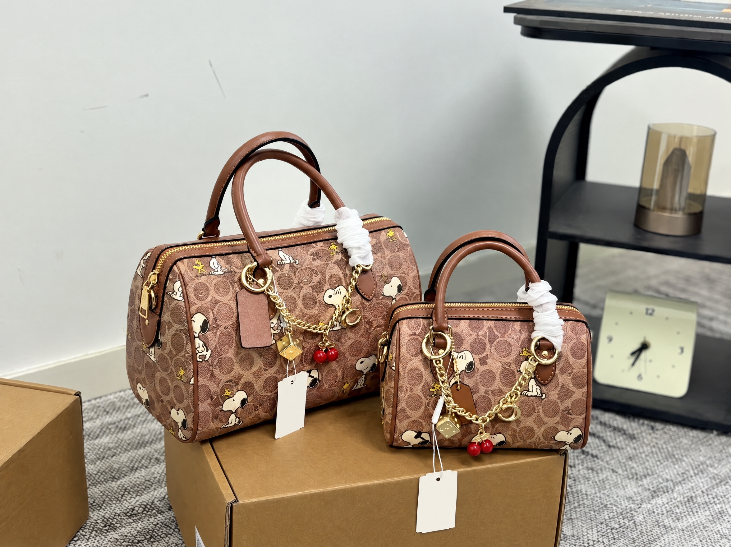 去掉图片中所有的COACH品牌LOGO和文字，包括包身金属LO… - 图片创意预览