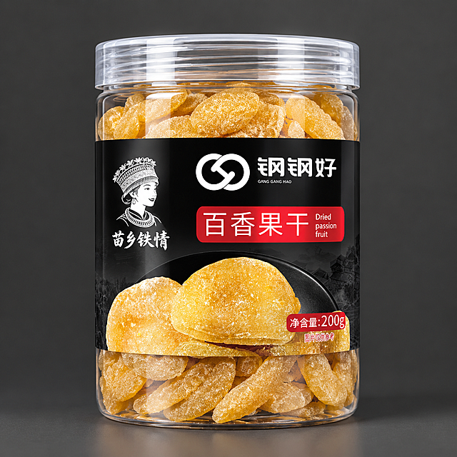 将参考图中的百香果干产品标签贴在一个圆形透明塑料瓶身上，生成立体产品效果图。瓶子为圆柱形透明塑料瓶，瓶盖为透明塑料盖，瓶身贴有完整的百香果干标签（包含苗乡铁情品牌logo、钢钢好品牌、百香果干字样和百香果干实物图），瓶内装有百香果干。产品放在简洁的深灰色背景上，柔和的专业摄影棚灯光，真实的材质质感，透明塑料的通透感，标签贴合瓶身有自然的弧度变形，商业产品摄影风格，高清细节