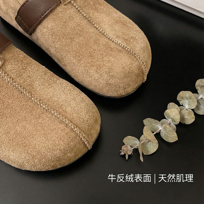 构图：鞋子平放，镜头俯拍45度角

焦点：牛反绒表面特写（可看到绒毛走向）

搭配元素：一小枝干燥尤加利叶（简约自然）

文字标注：“牛反绒表面 | 天然肌理”预览效果
