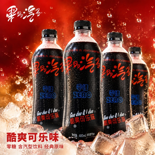 使用爆款主图复刻技能生成1张比例1:1的电商主图，适配平台为淘宝/天猫，商品为「图片1」，参考图为「图片1」，商品卖点为酷爽可乐味    零糖   含汽型饮料 经典原味，根据参考图，瓶子四瓶子布局按参预览效果