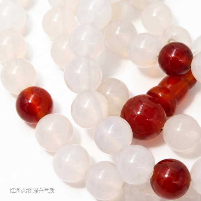 [主图-3] 白玛瑙手串珠子细节微距特写图。[氛围风格] 极致细节展示，精致高级质感。[画质] 商业微距摄影，超高清细节，珠子纹理光泽清晰锐利，干净通透无杂质。[元素] 微距特写白色玛瑙珠子和红色点缀预览效果