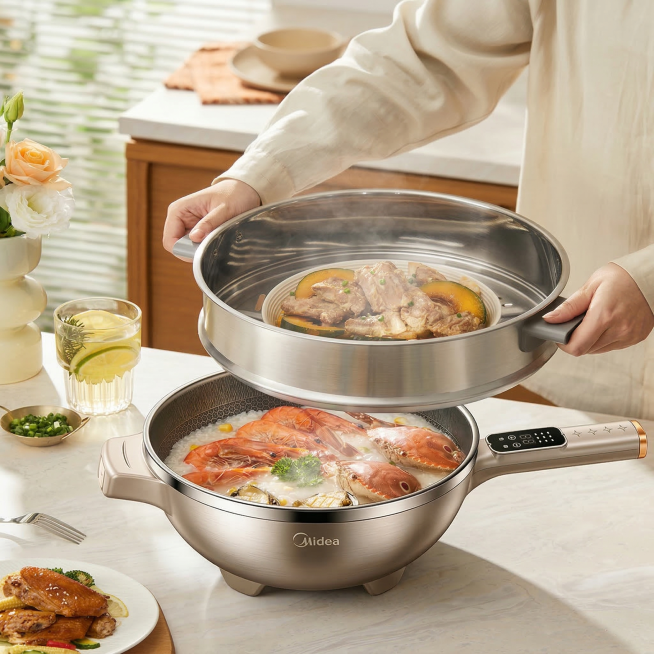 将图中的灰色美的电炒锅替换为图二中的香槟金带星星图案手柄的美的电炒锅，保持原有场景布局、人物动作、锅内的海鲜粥食材、周围的桌面装饰和光线效果不变预览效果