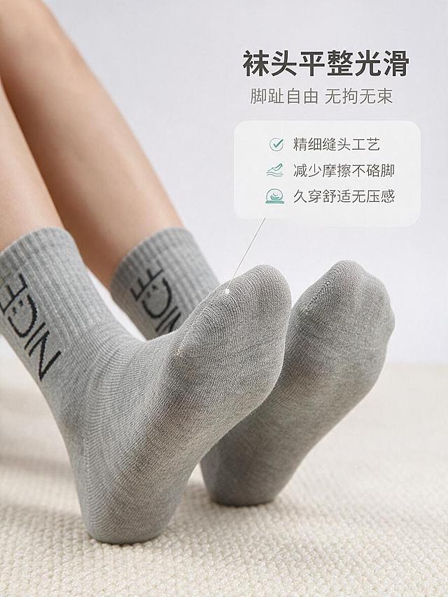 [商品] 使用【图4】浅灰色竹爱NICE女袜中筒袜脚部特写；商品处理：保留袜头形状、"NICE"提花、浅灰色、针织纹理和中筒版型；增强袜头部位的平整缝线质感与细腻织纹，自然理顺袜身，不改变版型、颜色和结构。
[画面] 页面目标：袜头平整光滑工艺卖点展示。左图右文构图，左侧约65%区域为亚洲女性脚部穿着袜子的特写，脚尖微微抬起，清晰展示袜头平整无缝的工艺细节，右侧约35%留白放标题与卖点说明。背景为纯净浅灰白渐变+米白色编织地毯承托，前景地毯纹理柔和虚化。
[视觉] 套系策略：风格=简约高级日系商业摄影；标题字=现代无衬线粗体（思源黑体Heavy）；正文字=简洁无衬线体（思源黑体Regular）；主色=浅米灰+麻灰；背景延展=基于浅米灰做深浅层级、同色渐变和细腻织物/哑光墙面质感；强调色=竹青绿，仅用于小面积图标、引线和标签点缀；标题色=深炭灰；正文色=中暖灰；组件=圆角浅底信息卡、细线引线标注、小图标点缀；光影=左前侧柔和自然光，重点照亮袜头部位，突出平整工艺。
[文字] 右侧中部主标题"袜头平整光滑"，副标题"脚趾自由 无拘无束"，下方配2-3行短说明：「精细缝头工艺」「减少摩擦不硌脚」「久穿舒适无压感」。用细线从文字引向袜头部位做标注。文字全部横排，层级清晰。
[规格] 图片比例3:4竖版（移动端详情页），分辨率1K，避免变形、错字、文字过小、冷蓝背景、袜子颜色改变、版型失真、极限词。